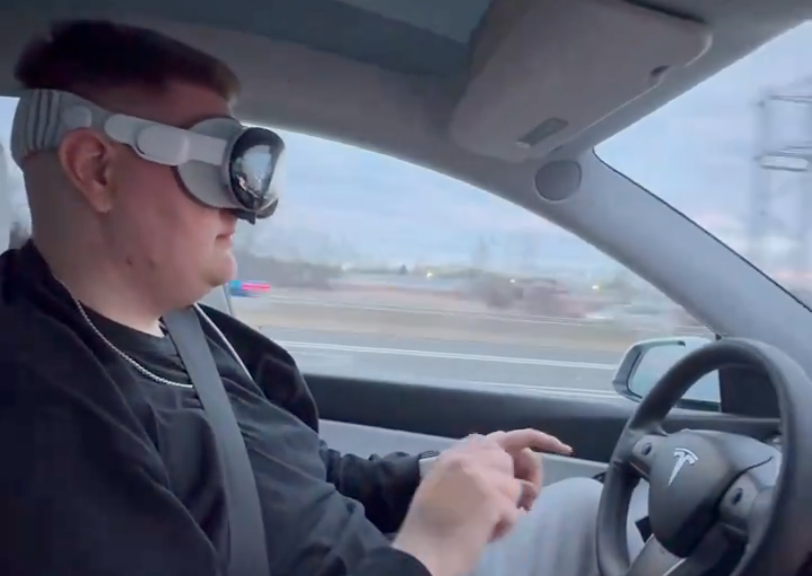 In den sozialen Medien machen gerade Videos und Fotos die Runde von Personen, die anscheinend die “Autopilot-Funktion” in ihrem Tesla-Fahrzeug eingeschaltet haben und dabei ein Apple Vision Pro Headset tragen. US-Behörden sind besorgt.