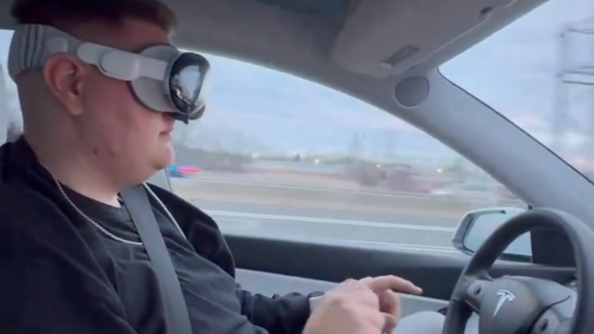 In den sozialen Medien machen gerade Videos und Fotos die Runde von Personen, die anscheinend die “Autopilot-Funktion” in ihrem Tesla-Fahrzeug eingeschaltet haben und dabei ein Apple Vision Pro Headset tragen. US-Behörden sind besorgt.