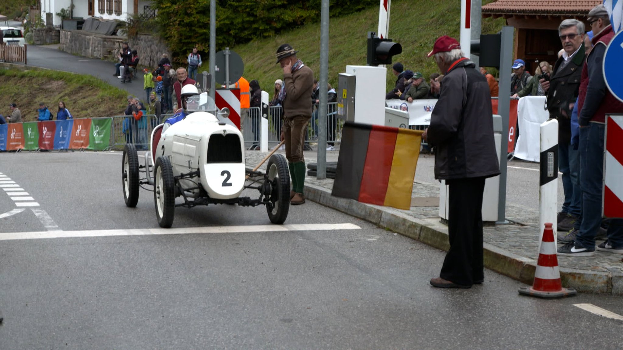 160 Oldtimer bei Bergfahrt um Edelweiß-Bergpreis 2024 mit dabei