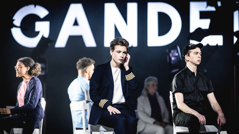 Mitwirkende vor Leuchtschild "Gander" | Bild: Marie Liebig/Theater Regensburg Mitwirkende vor Leuchtschild "Gander"