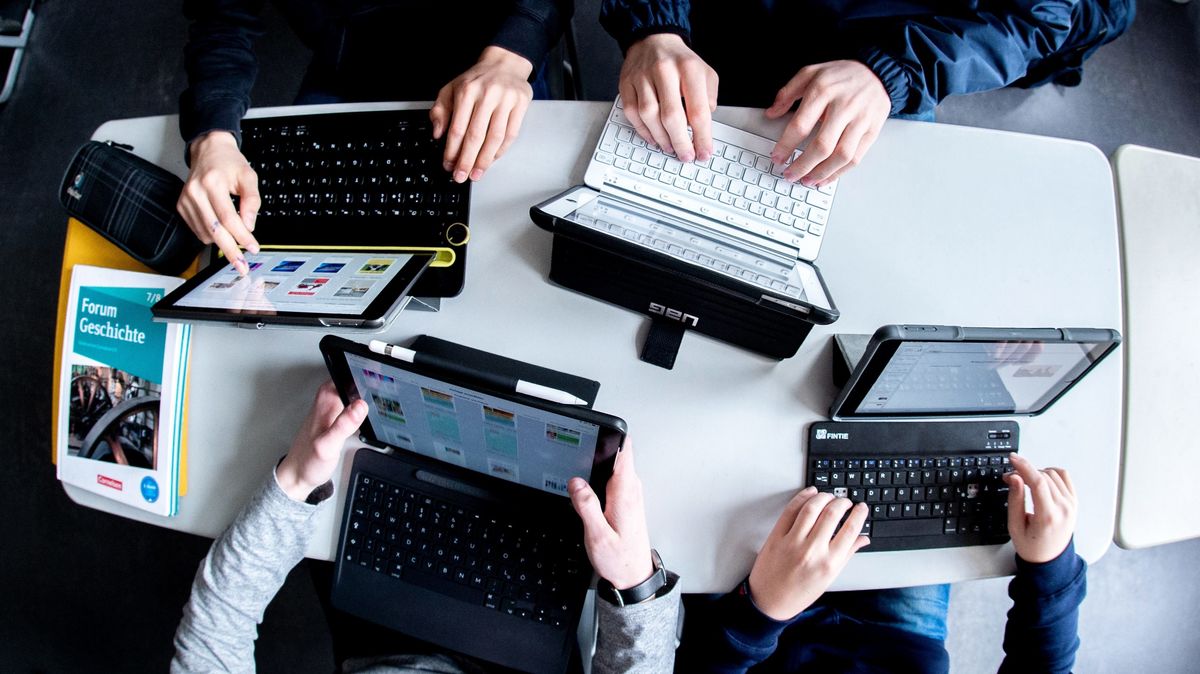 Schule Digital Mehr Geld Fur Cloud Pc Wartung Und Fortbildung Br24
