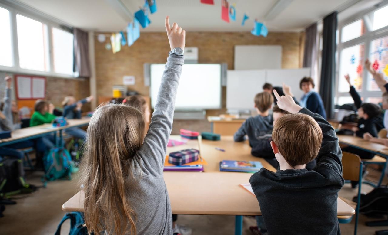 Schüler im Klassenzimmer | Bild:dpa-Bildfunk/Daniel Reinhardt