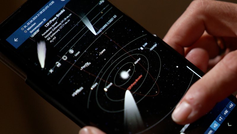 Eine App auf dem Smartphone zeigt die Umlaufbahn des Kometen 12P/Pons-Brooks