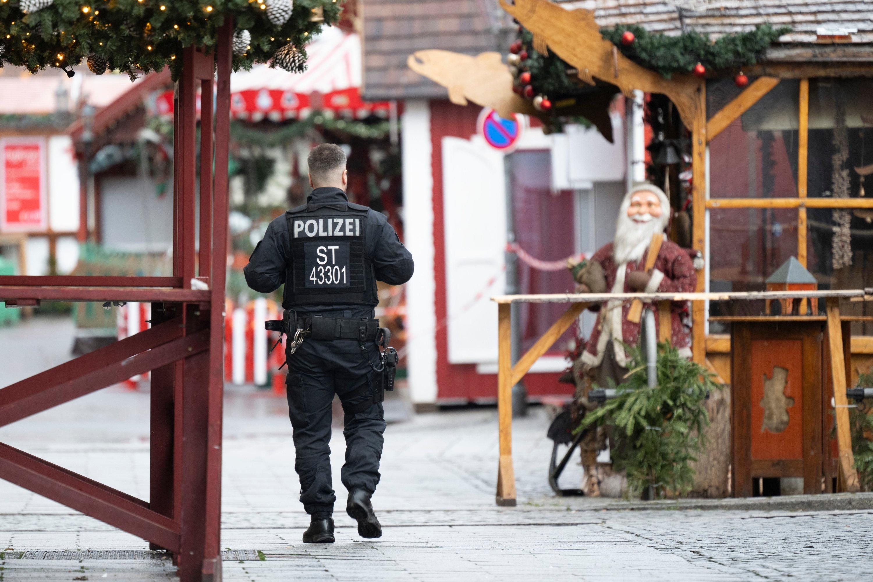 22.12.2024, Sachsen-Anhalt, Magdeburg: Ein Polizist geht über den gesperrten Weihnachtsmarkt. Am 20. Dezember 2024 ist auf dem Weihnachtsmarkt in Magdeburg ein Autofahrer in eine Menschengruppe gefahren. Es gab mehrere Tote und Verletzte. Foto: Sebastian Kahnert/dpa +++ dpa-Bildfunk +++