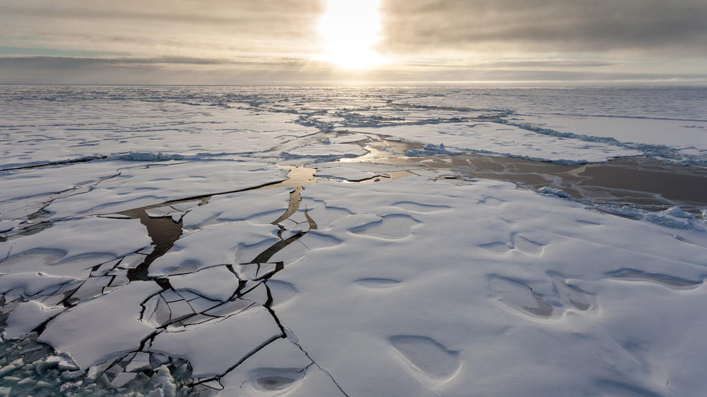 Eisschollen in der Arktis bei Sonnenaufgang