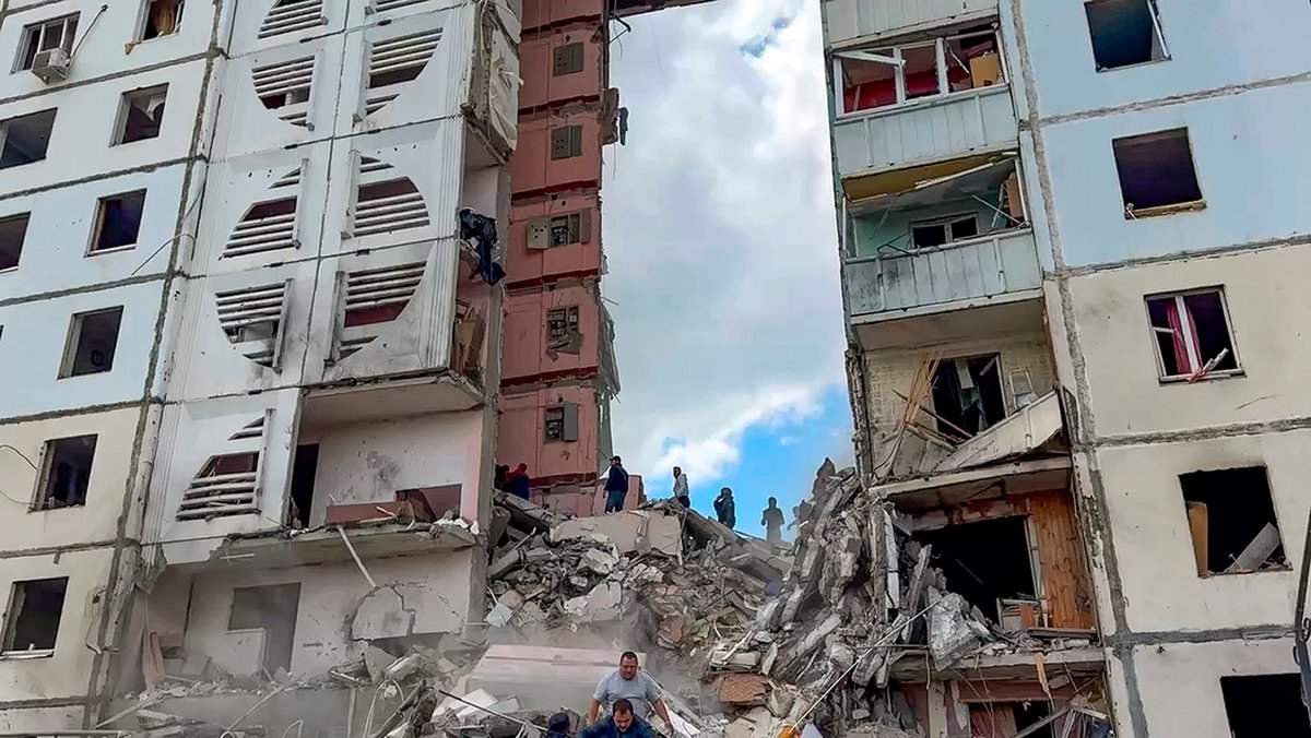  In der russischen Grenzregion ist ein mehrstöckiges Wohnhaus bei einem Angriff schwer beschädigt worden. 