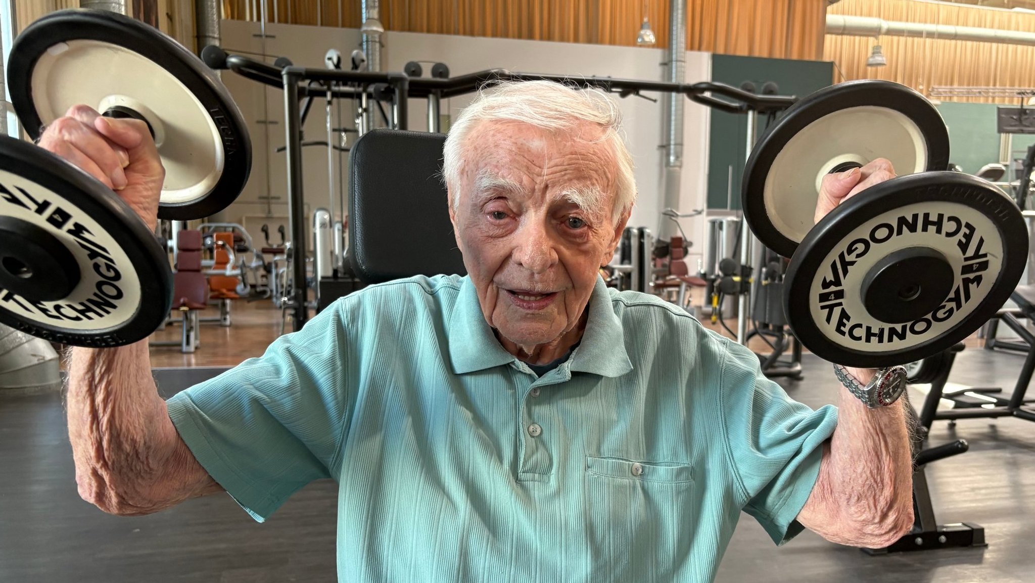 Rüstiger Star im Fitnessstudio: Hanteltraining mit 100 Jahren 
