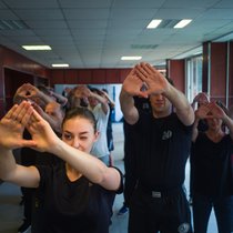 "Krav magá“ - Die israelische Nahkampftechnik erlebt einen Boom | Bild: SH Beim Krav Maga-Selbstverteidigungskurs_Teilnehmende testen ihr dominantes Auge c dpa picture alliance_Gregor Fischer