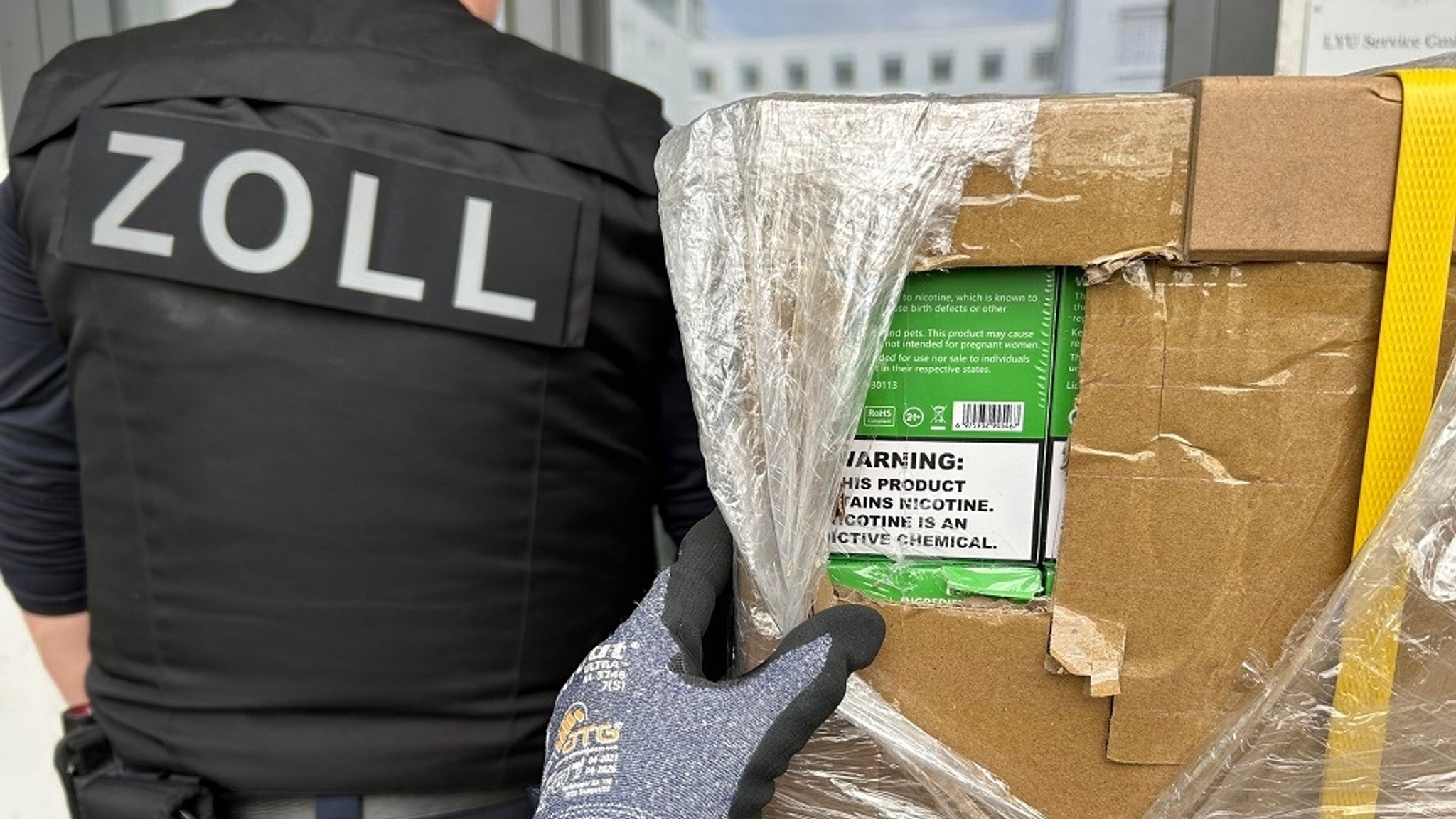 Zoll beschlagnahmt 250.000 geschmuggelte E-Zigaretten in Lagerhalle in Fürth. | Bild: Zollfahndungsamt München Zoll beschlagnahmt 250.000 geschmuggelte E-Zigaretten in Lagerhalle in Fürth.
