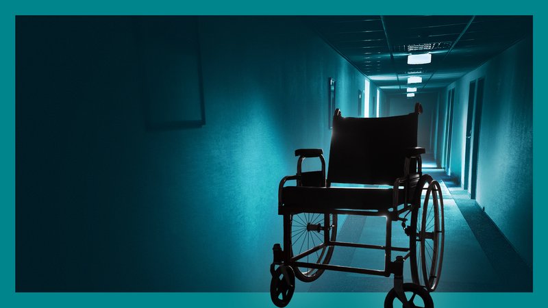 Das Bild zeigt einen Rollstuhl vor der Flucht eines leeren Krankenhausflures. | Bild: Bildrechte: colourbox.com/1586, colourbox.com/1104; Montage: BR; Das Bild zeigt einen Rollstuhl vor der Flucht eines leeren Krankenhausflures.