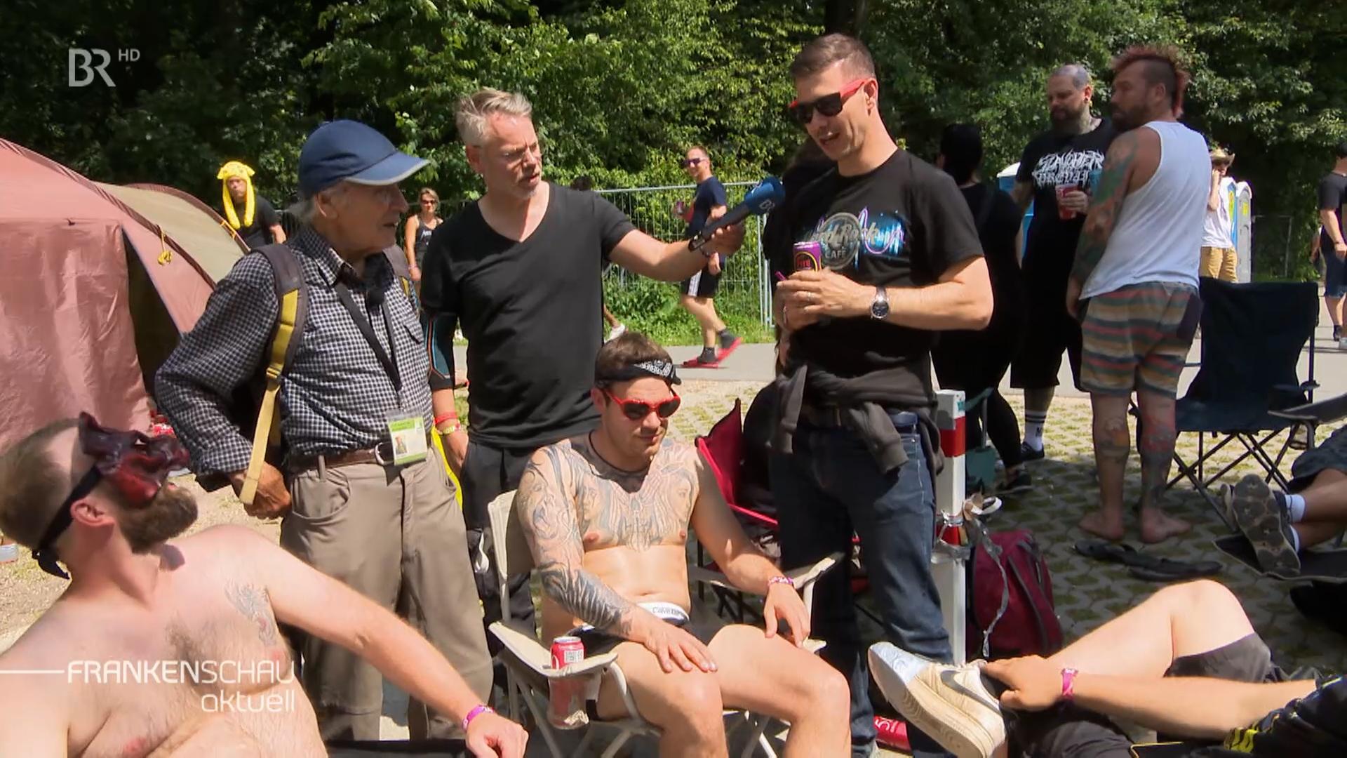 Mehrere Menschen auf dem Campingplatz.