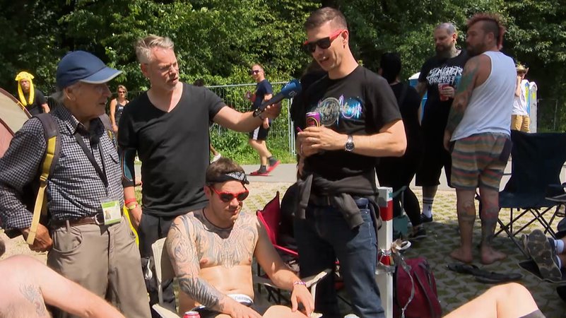 Mehrere Menschen auf dem Campingplatz. | Bild: BR Mehrere Menschen auf dem Campingplatz.