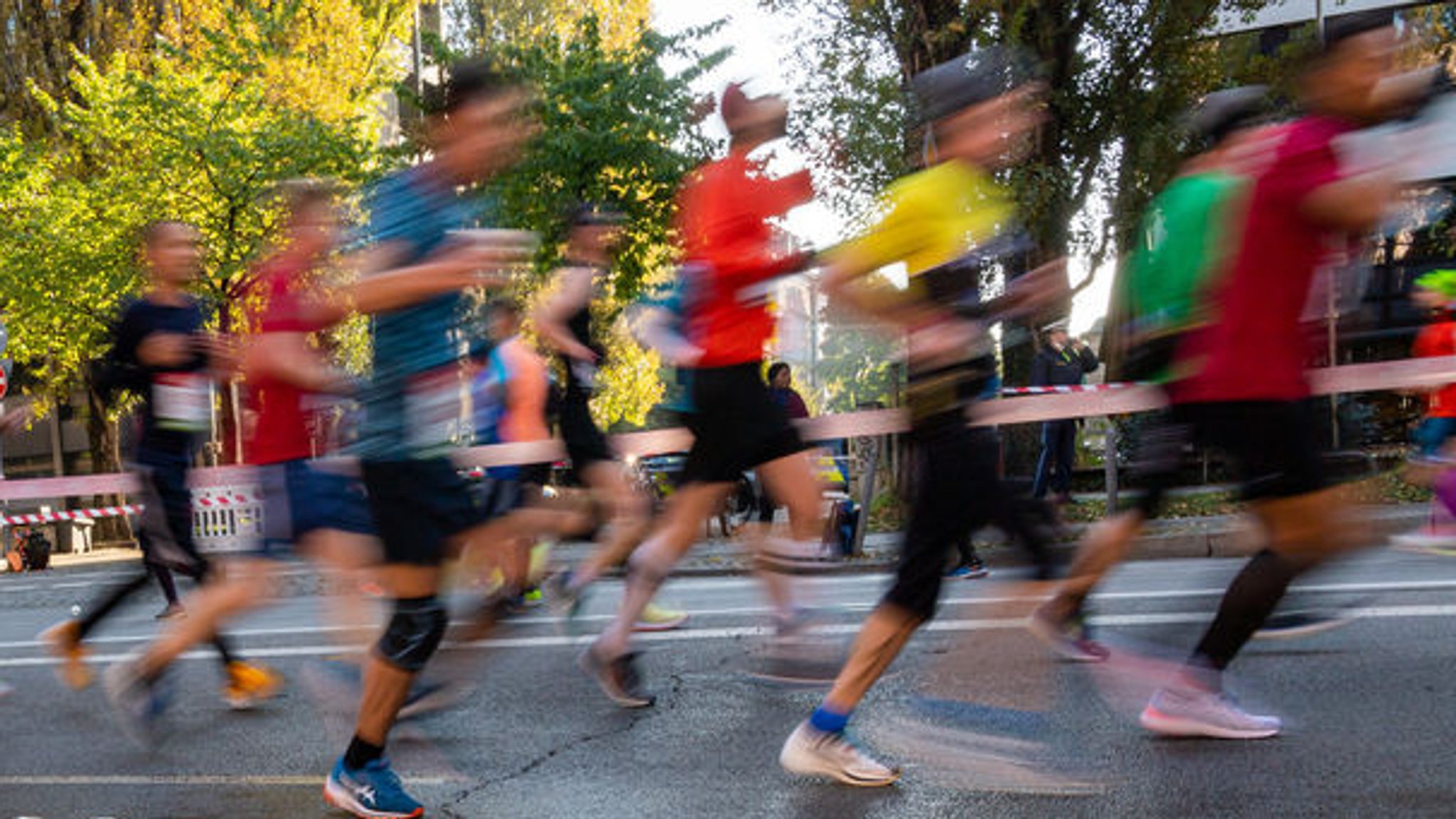 Teilnehmer laufen beim München Marathon 