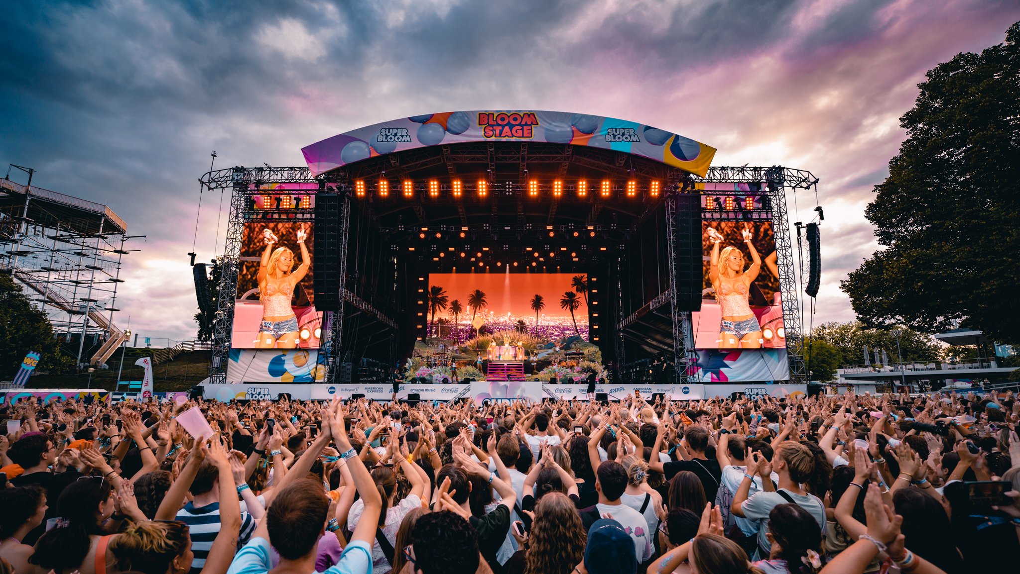Foto von der Superbloom-Bühne in München, auf der die schwedische Sängerin Zara Larsson performt.