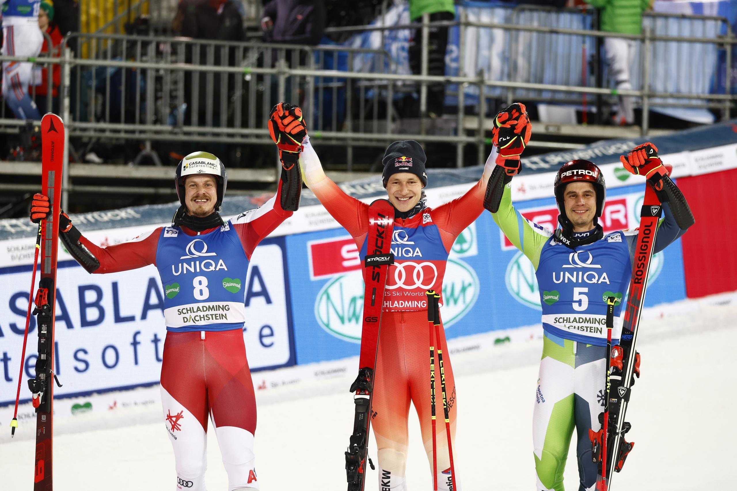 Marco Odermatt (Mitte) bei der Siegerehrung