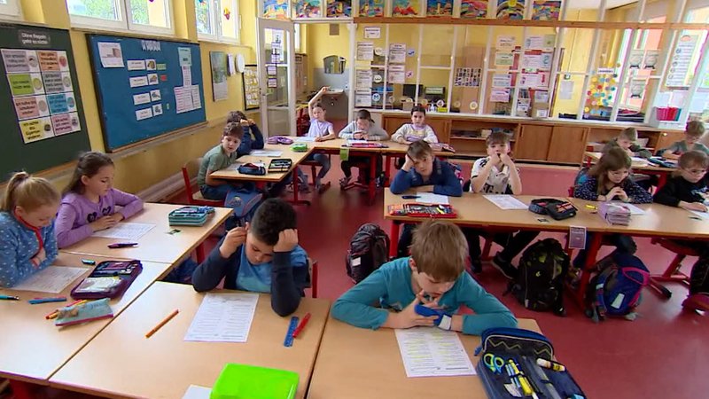 Schüler im Klassenzimmer. | Bild: BR Schüler im Klassenzimmer.