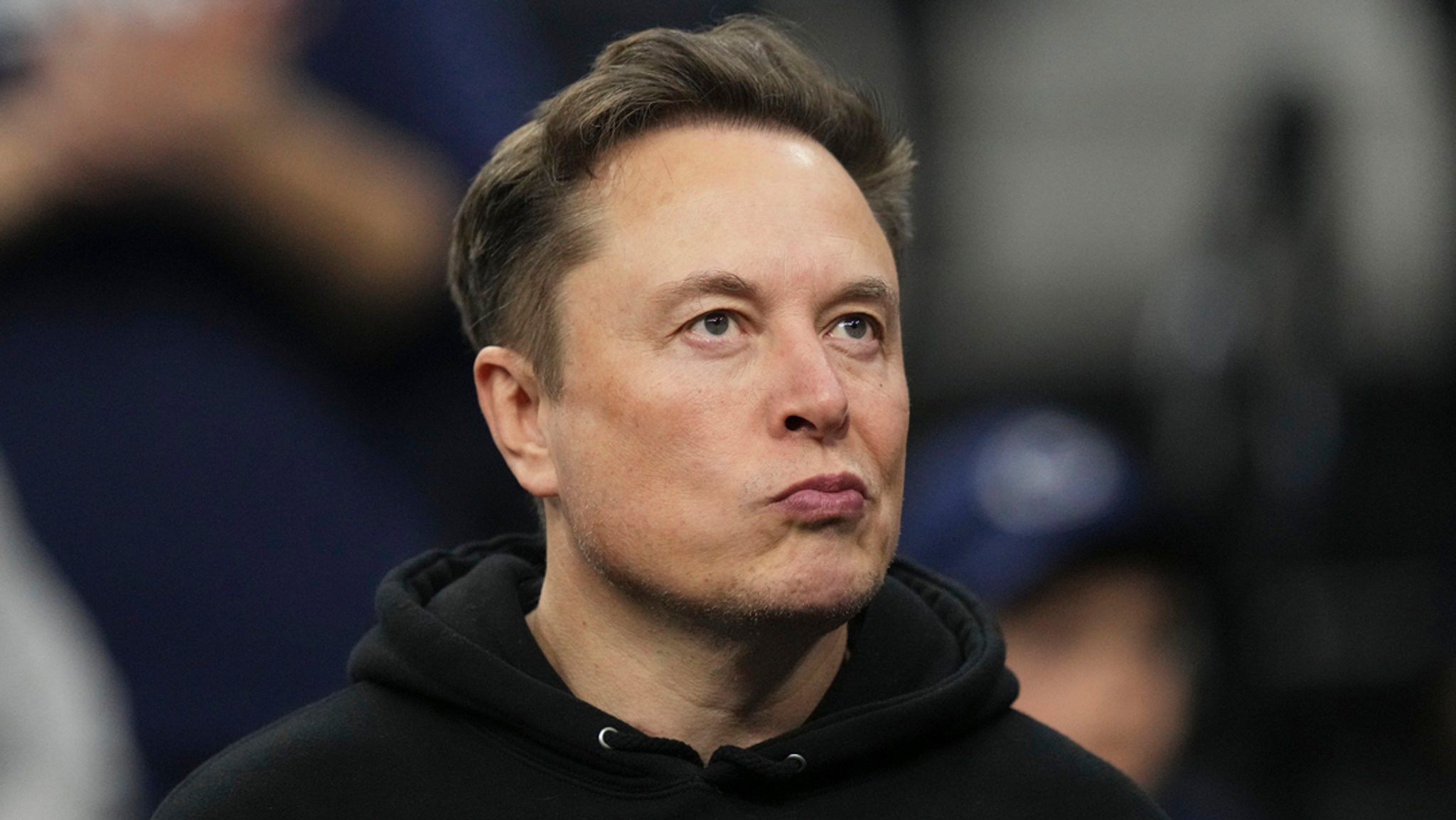 Archivbild: 22.03.2025, USA, Philadelphia: Elon Musk besucht das Finale der NCAA-Ringer-Meisterschaft in Philadelphia. 