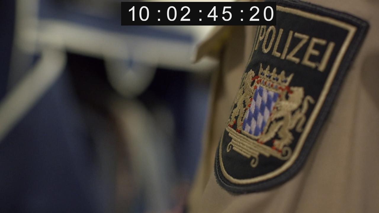 25.375 Menschen hat Deutschland im vergangenen Jahr abgeschoben. Aber wie läuft eine Abschiebung in der Praxis ab? 