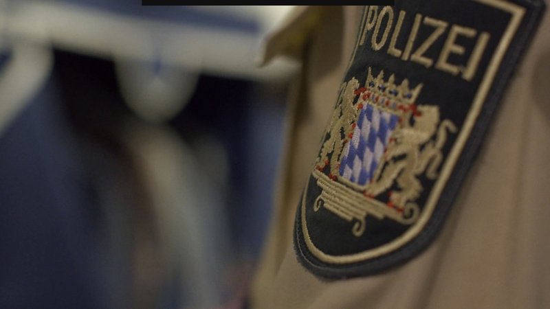 25.375 Menschen hat Deutschland im vergangenen Jahr abgeschoben. Aber wie läuft eine Abschiebung in der Praxis ab? | Bild: Bayerischer Rundfunk 2024 25.375 Menschen hat Deutschland im vergangenen Jahr abgeschoben. Aber wie läuft eine Abschiebung in der Praxis ab?