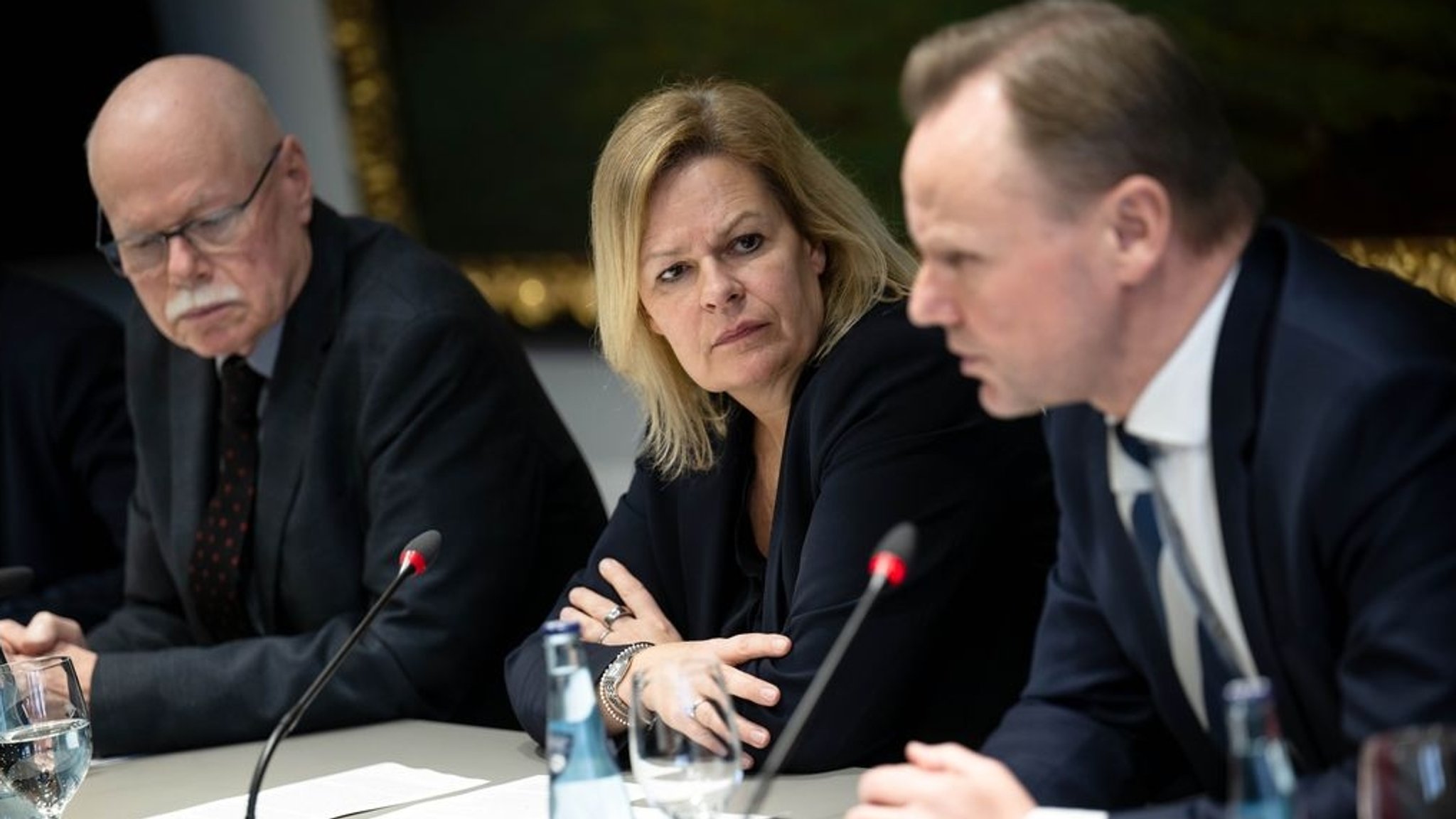 13.03.2023, Bremen: Ulrich Mäurer (SPD, l-r), Innensenator von Bremen, Nancy Faeser (SPD), Bundesministerin des Innern und Heimat, und Andy Grote (SPD), Innen- und Sportsenator Hamburgs, geben eine Pressekonferenz. Zwei Monate vor der Landtagswahl in Bremen kommen SPD-Innenminister aus Bund und Ländern in der Hansestadt zusammen. Foto: Sina Schuldt/dpa +++ dpa-Bildfunk +++