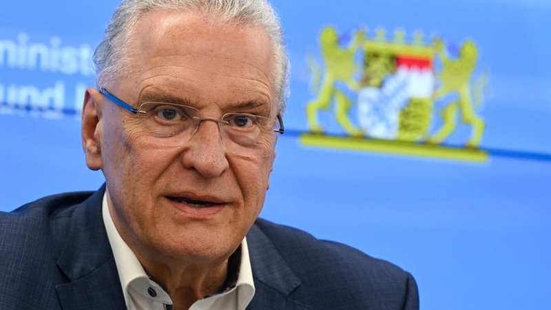 ARCHIV - 12.05.2023, Hessen, Frankfurt/Main: Joachim Herrmann (CSU), Innenminister von Bayern, spricht im DFB-Campus im Anschluss an die Sportministerkonferenz während der Pressekonferenz. (zu dpa: «Herrmann: Freude über Urteil, aber auch Bedauern») Foto: Arne Dedert/dpa +++ dpa-Bildfunk +++ | Bild: dpa-Bildfunk/Arne Dedert ARCHIV - 12.05.2023, Hessen, Frankfurt/Main: Joachim Herrmann (CSU), Innenminister von Bayern, spricht im DFB-Campus im Anschluss an die Sportministerkonferenz während der Pressekonferenz. (zu dpa: «Herrmann: Freude über Urteil, aber auch Bedauern») Foto: Arne Dedert/dpa +++ dpa-Bildfunk +++