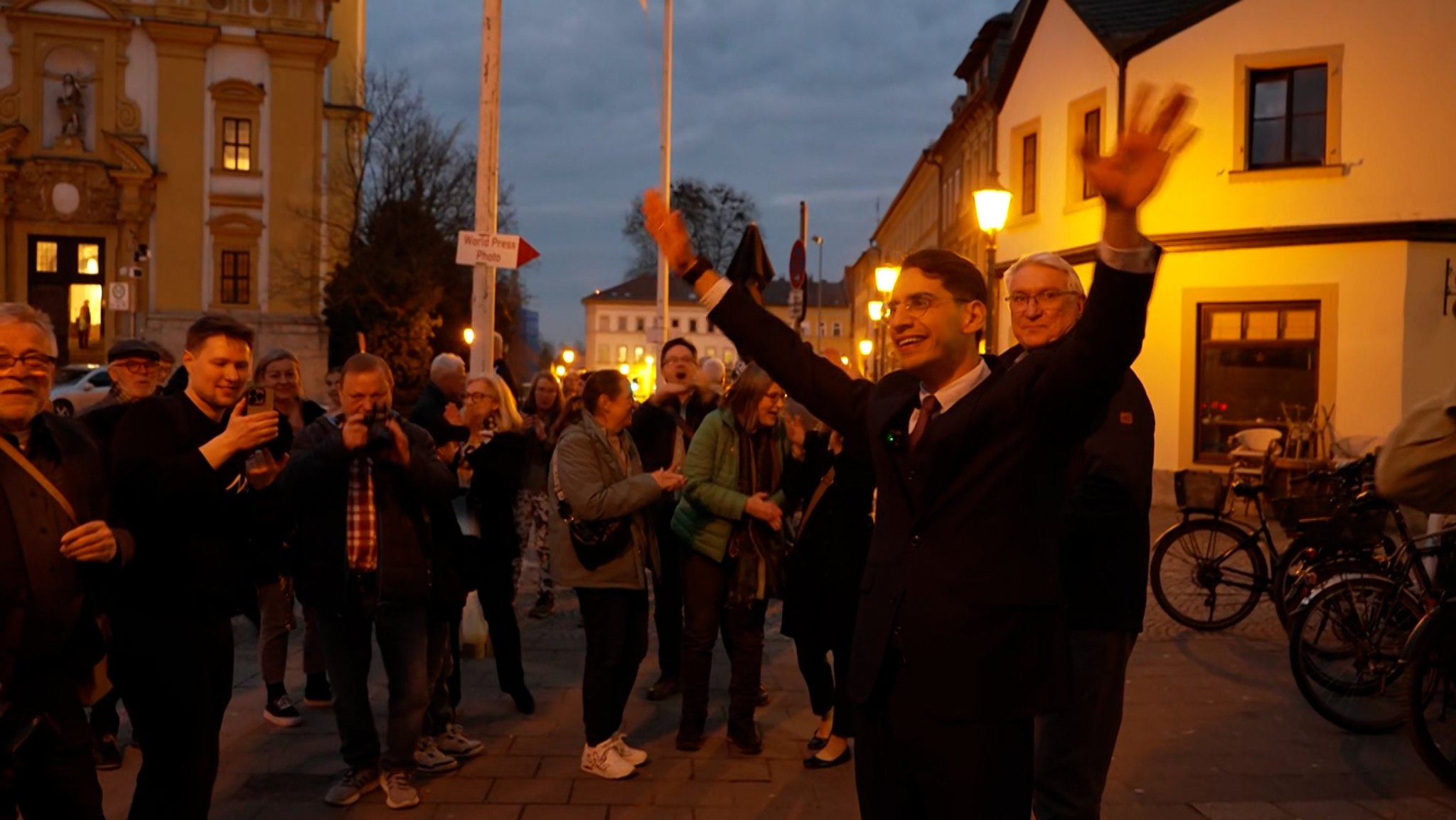 Enis Tiz (Freie Wähler), der neue Oberbürgermeister von Kitzingen, wird vor dem Rathaus gefeiert. | Bild: BR Enis Tiz (Freie Wähler), der neue Oberbürgermeister von Kitzingen, wird vor dem Rathaus gefeiert.