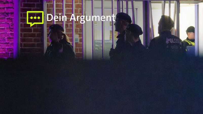 Ein Polizist und Zollbeamte stehen während einer Razzia vor einem Gebäude (Archivbild). | Bild: dpa-Bildfunk/Henning Kaiser Ein Polizist und Zollbeamte stehen während einer Razzia vor einem Gebäude (Archivbild).