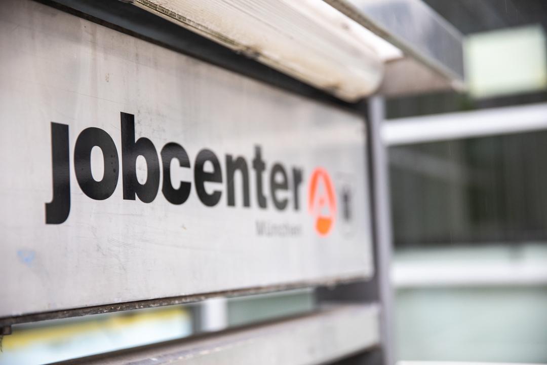 Schild am Eingang des Jobcenter.