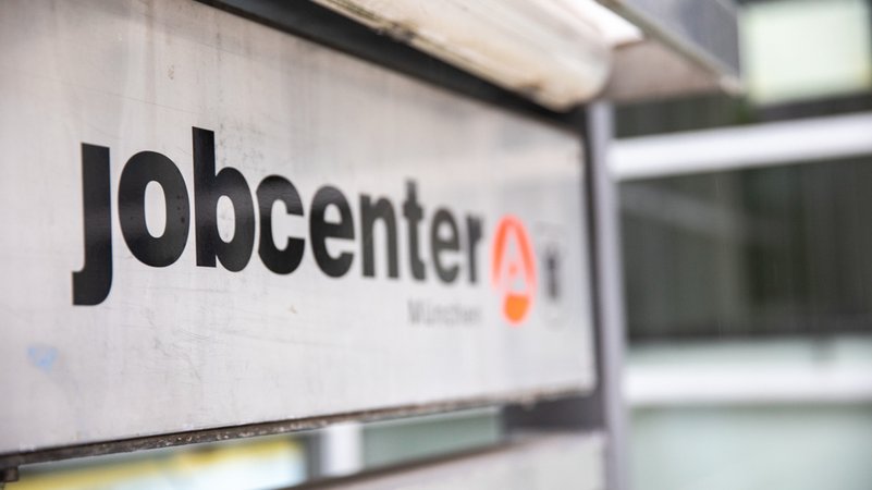 Schild am Eingang des Jobcenter. | Bild: BR/Johanna Schlüter Schild am Eingang des Jobcenter.