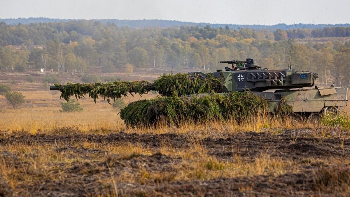Ein deutscher Kampfpanzer vom Typ Leopard 2