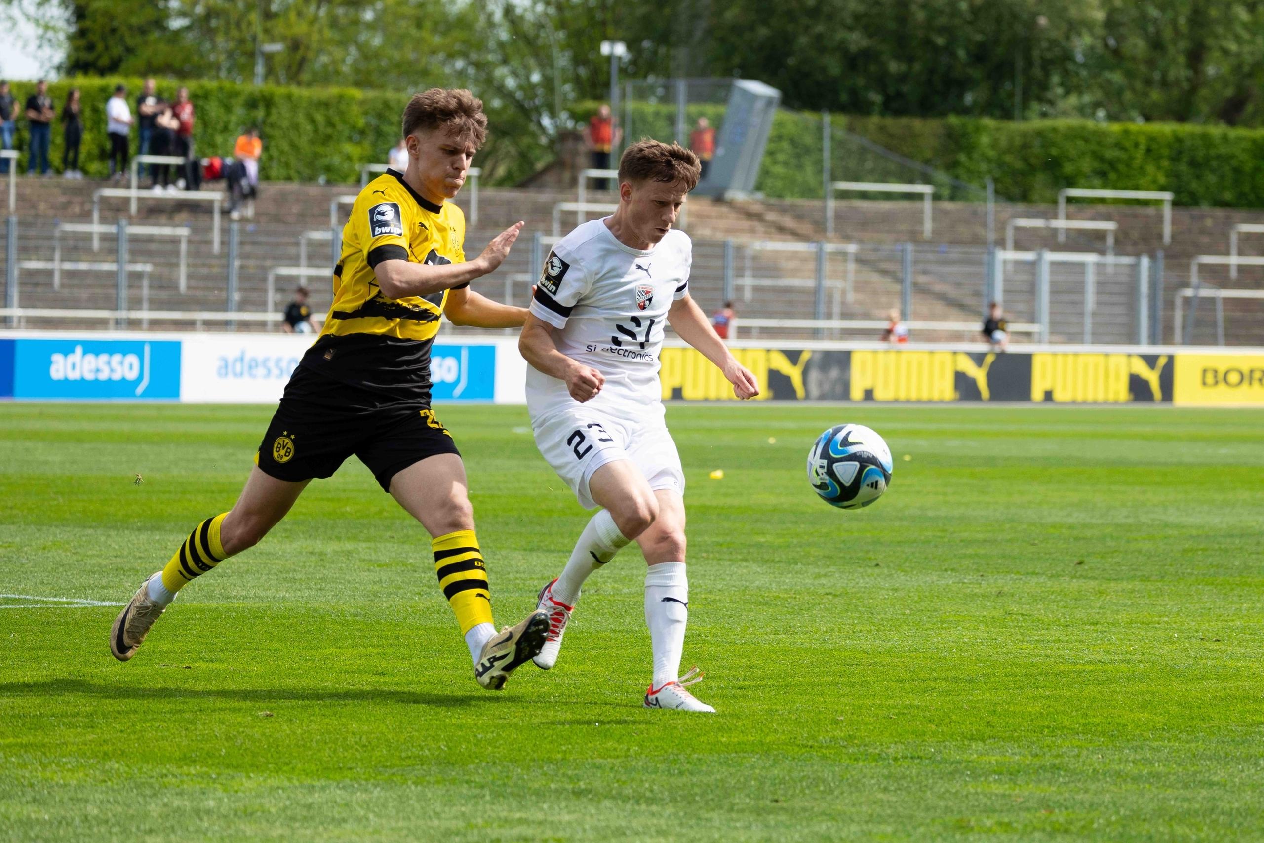Ingolstadts Seiffert im Zweikampf