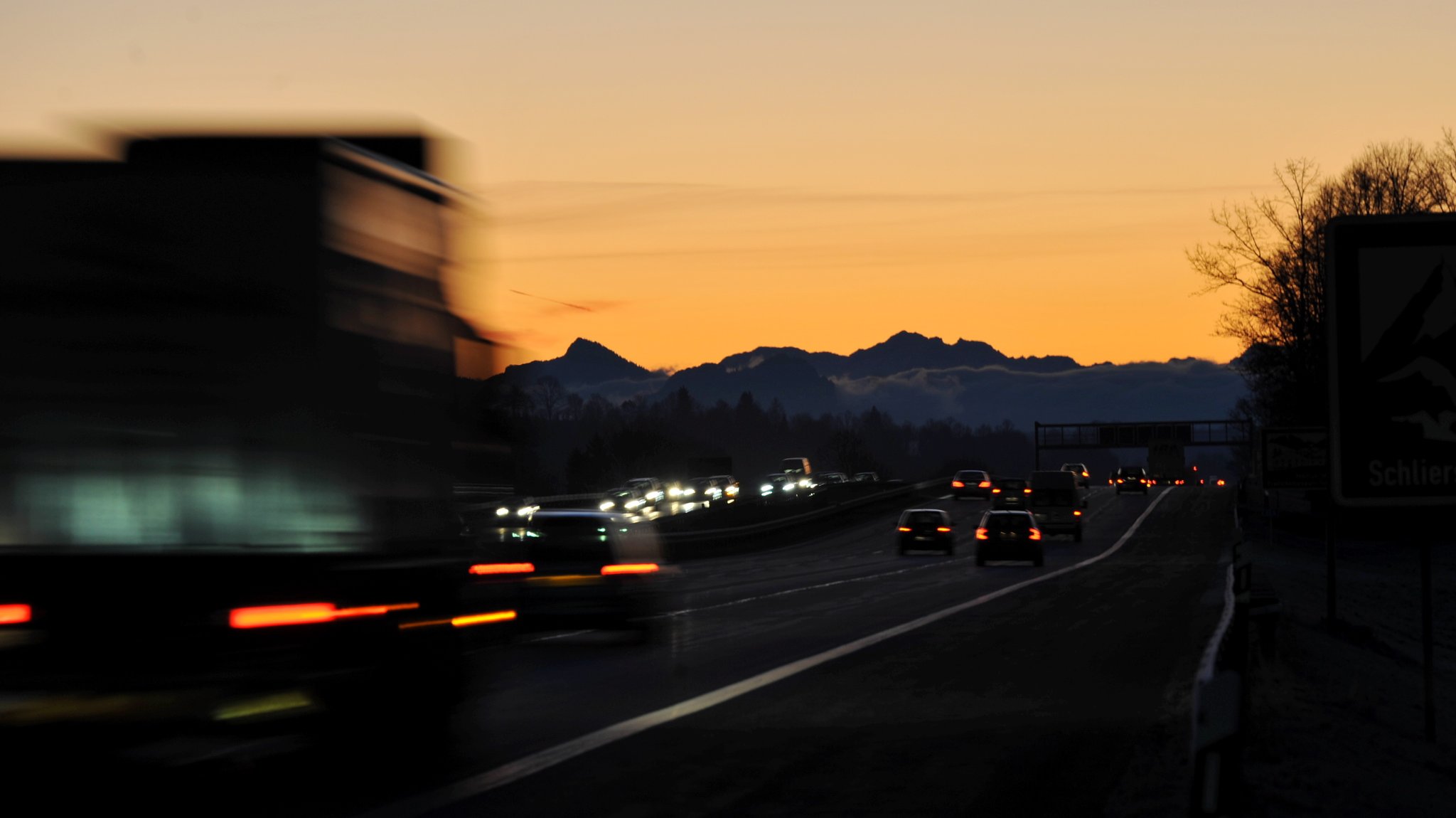 Autos fahren bei Weyarn (Oberbayern) auf der Autobahn A8 (Symbolbild).