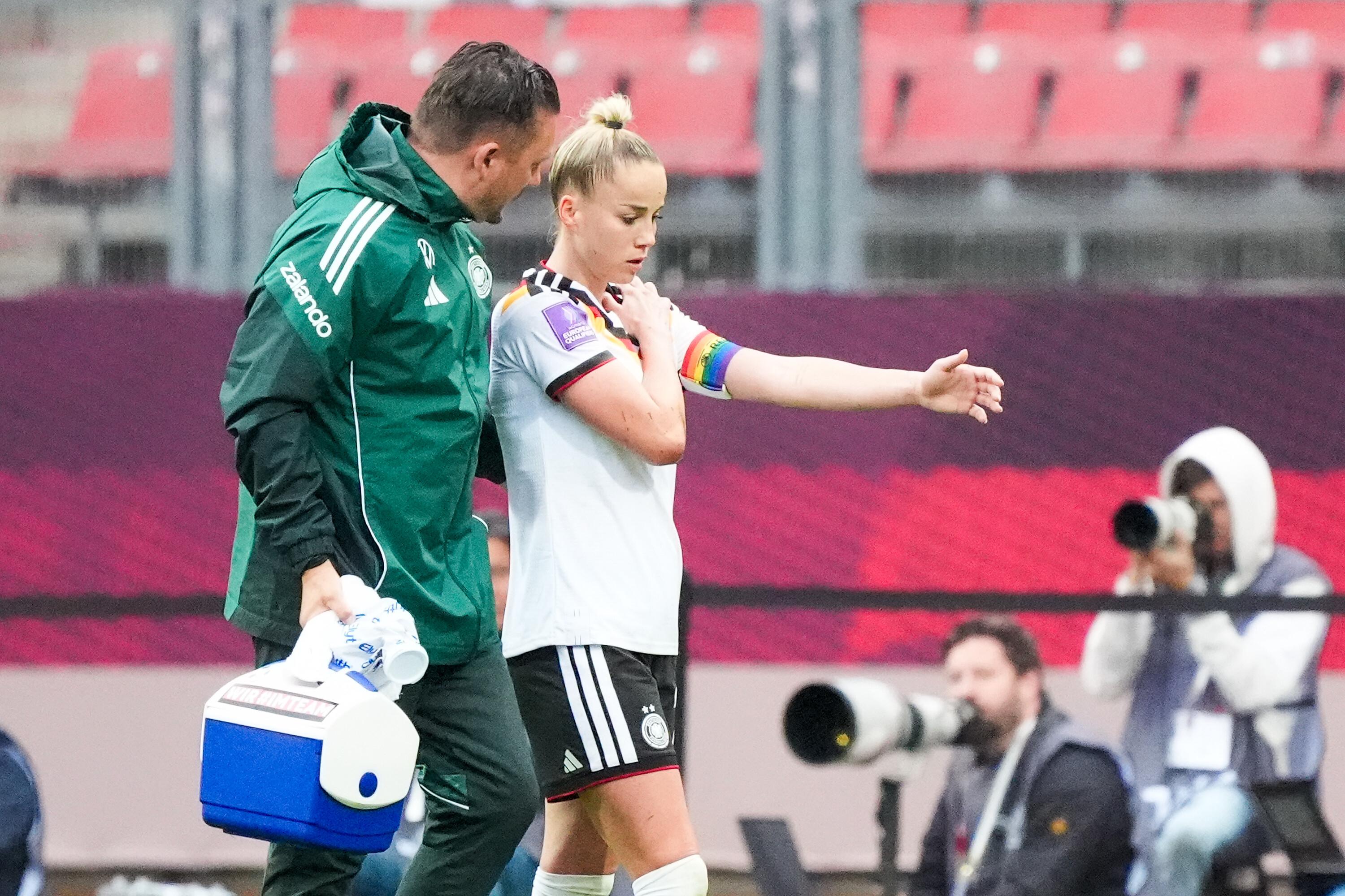 Giulia Gwinn muss verletzt vom Platz