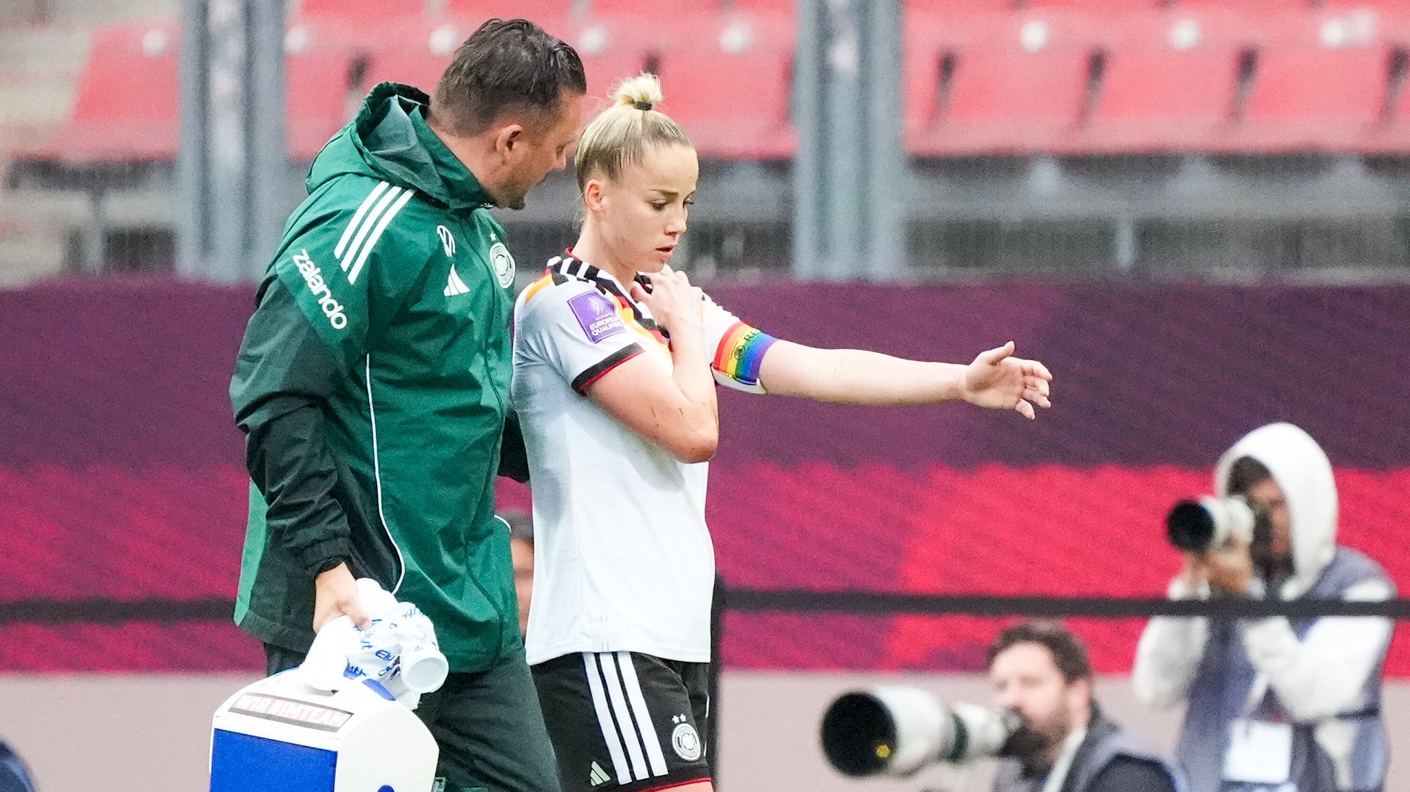 Schulter ausgekugelt: FC Bayern bangt um Giulia Gwinn