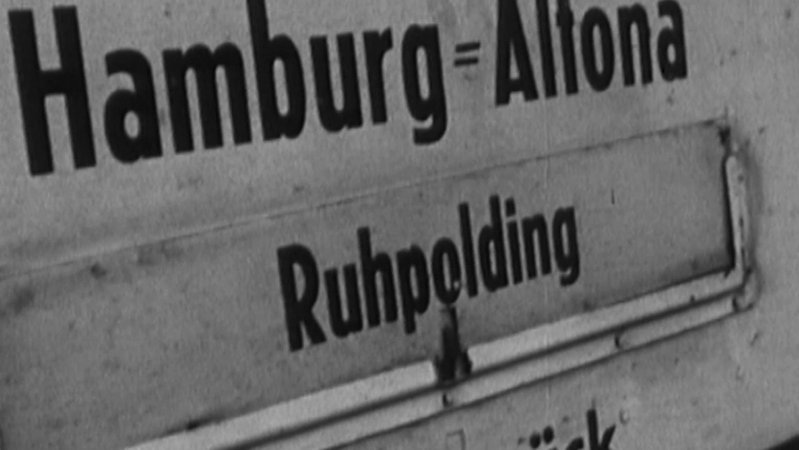 Tafel am Waggon mit Beschriftung "Hamburg-Altona Ruhpolding"