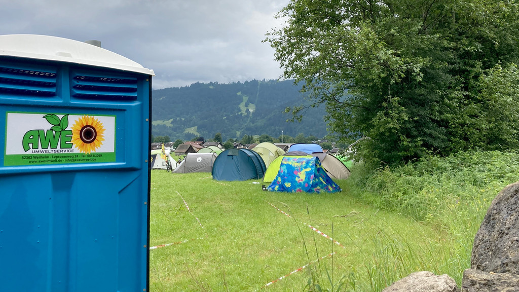 24.06.22: Erste Zelte stehen auf dem Gelände des Protestcamps der G7-Gegner in Garmisch-Partenkirchen.