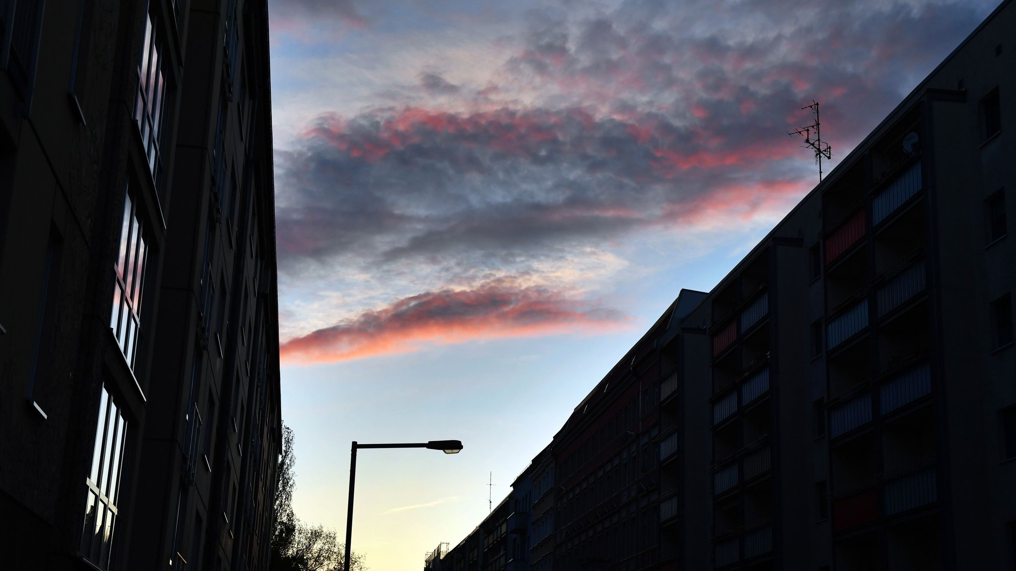 Blaue Stunde am Nachthimmel. Die Straßenlaternen sind ausgeschaltet. 