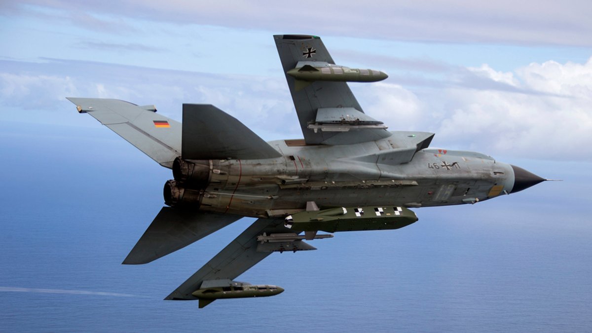 Archiv: Kampfjet Tornado IDS ASSTA 3.0, bestückt mit dem Lenkflugkörper Taurus