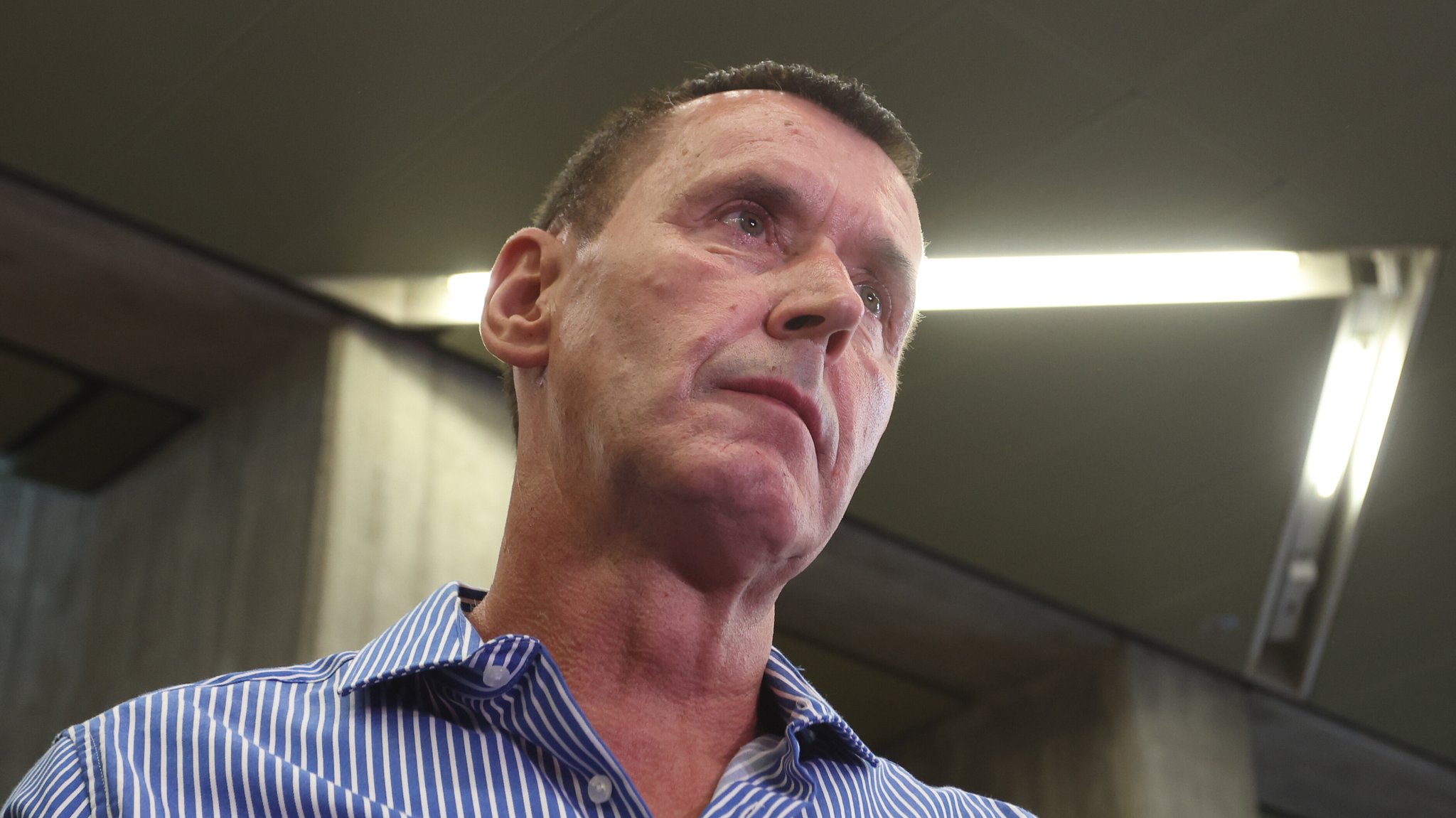 Manfred Genditzki steht nach der Urteilsverkündung im Wiederaufnahmeverfahren um den sogenannten Badewannen-Mordfall vor der Presse. | Bild: picture alliance/dpa | Karl-Josef Hildenbrand Manfred Genditzki steht nach der Urteilsverkündung im Wiederaufnahmeverfahren um den sogenannten Badewannen-Mordfall vor der Presse.
