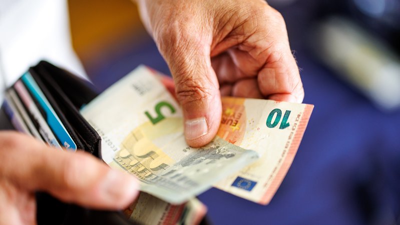 Viele Menschen zahlen weiterhin gerne in bar. | Bild: picture alliance / dpa | Matthias Balk Viele Menschen zahlen weiterhin gerne in bar.