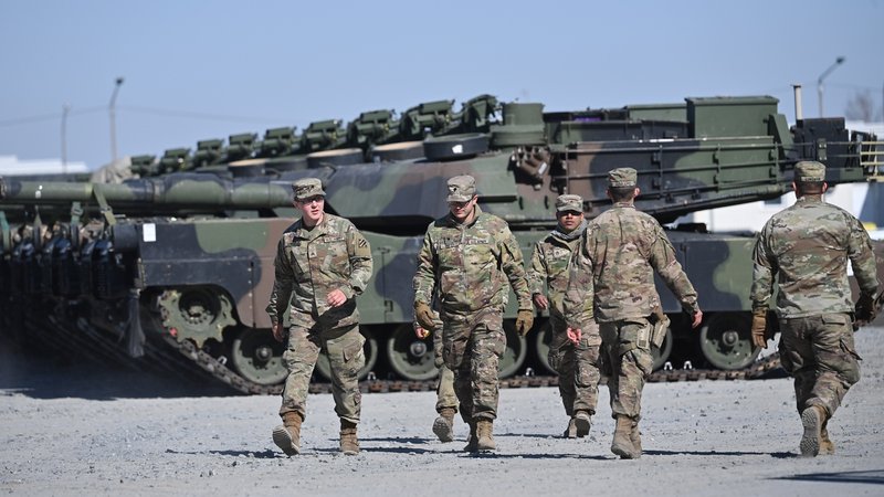 Männer in Tarnkleidung, im Hintergrund Panzer | Bild: picture alliance / SVEN SIMON | Frank Hoermann / SVEN SIMON Männer in Tarnkleidung, im Hintergrund Panzer