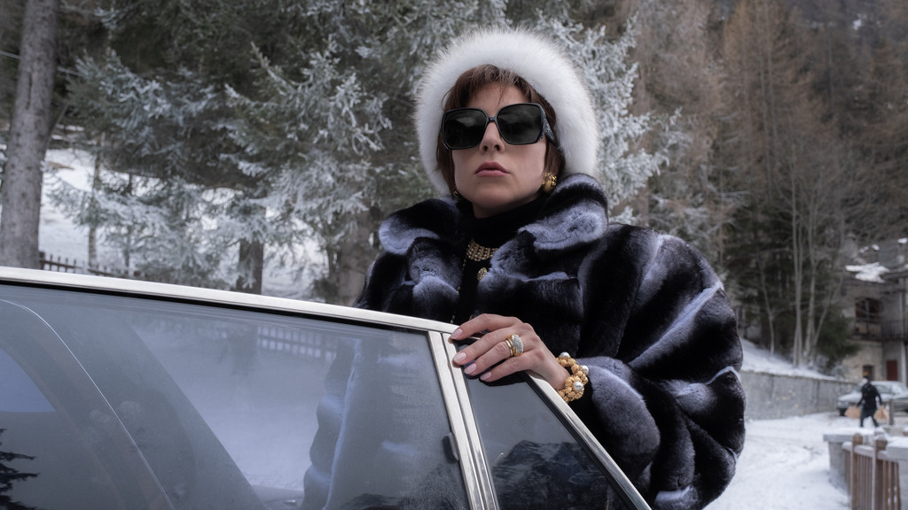 Lady Gaga als Patricia Reggiani im Pelzmantel und mit viel Goldschmuck