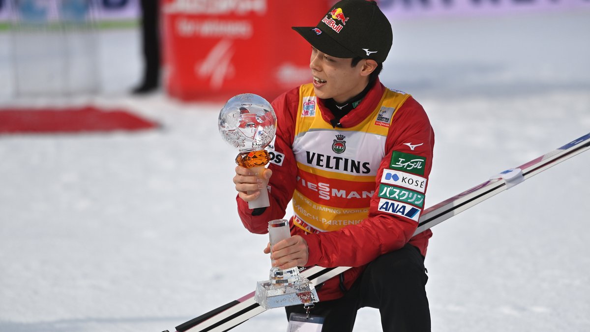 Der gebrochene Siegerpokal - Skispringer Ryoyu Kobayashi nimmt das Malheur mit Humor