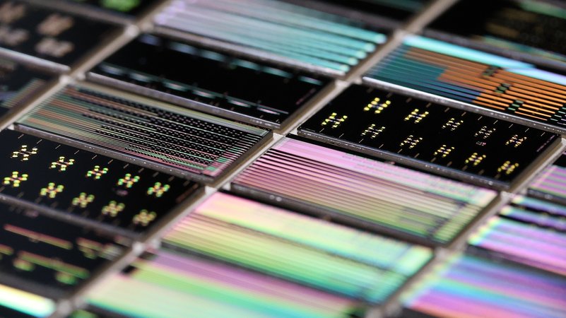 Photonen können deutlich schneller Daten übertragen als Elektronen, allerdings sind sie noch in der Testphase und fehleranfällig. | Bild: Q.ANT Photonen können deutlich schneller Daten übertragen als Elektronen, allerdings sind sie noch in der Testphase und fehleranfällig.