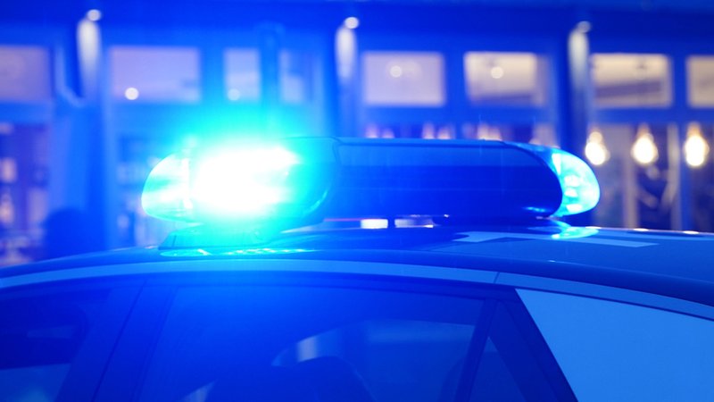Ein Polizeiwagen mit eingeschaltetem Blaulicht. (Symbolbild) | Bild: dpa-Bildfunk/Marcus Brandt Ein Polizeiwagen mit eingeschaltetem Blaulicht. (Symbolbild)