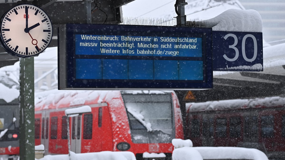 Der Wintereinbruch hatte unzählige Zugausfälle zur Folge | Bild: picture alliance / SVEN SIMON | Frank Hoermann / SVEN SIMON Der Wintereinbruch hatte unzählige Zugausfälle zur Folge