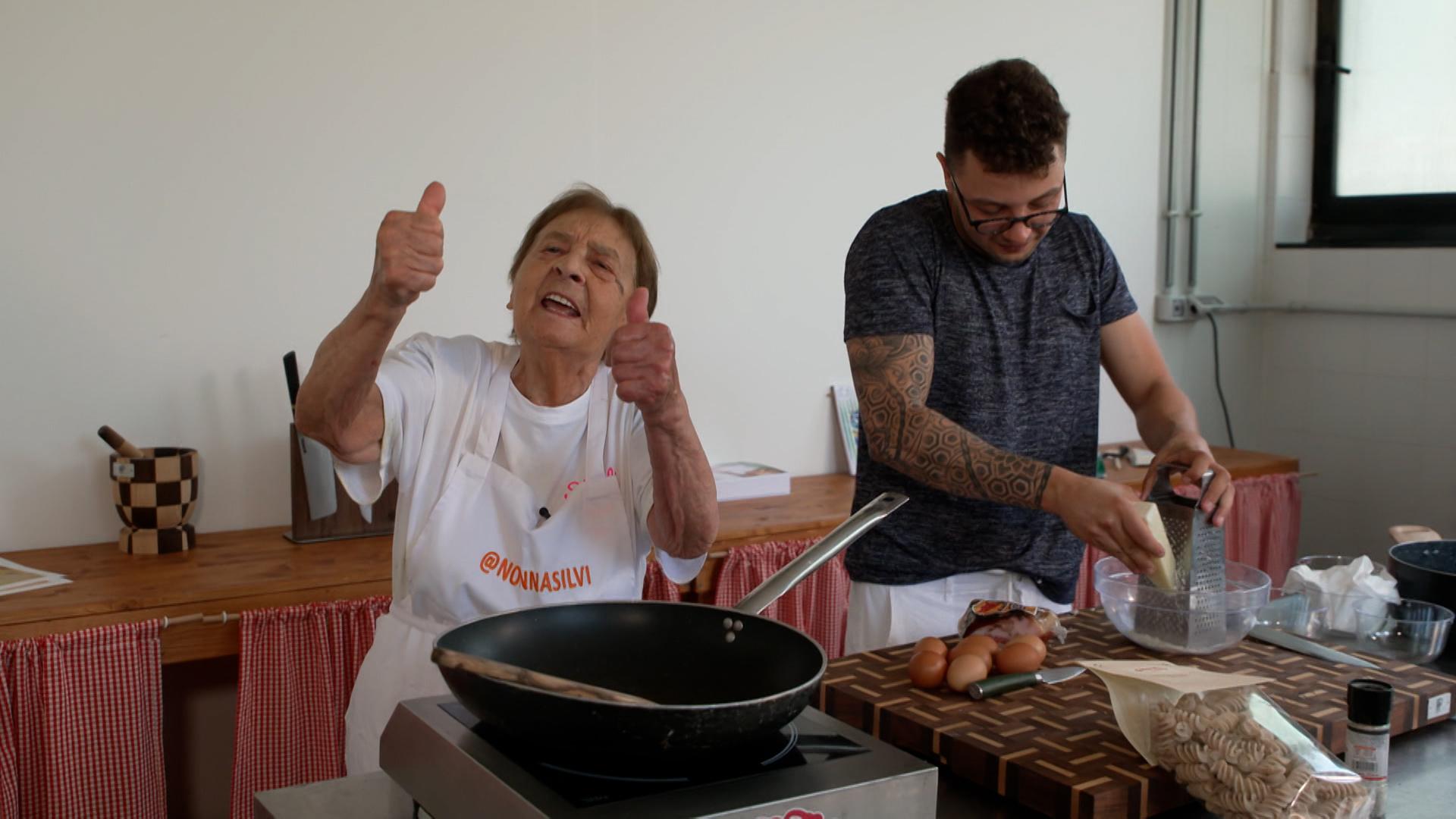 Nonna Silvi mit ihrem Enkel Gabriele beim Kochen