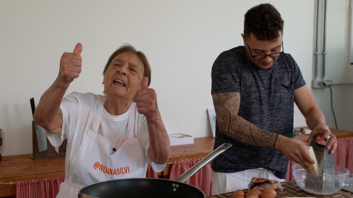 Nonna Silvi mit ihrem Enkel Gabriele beim Kochen