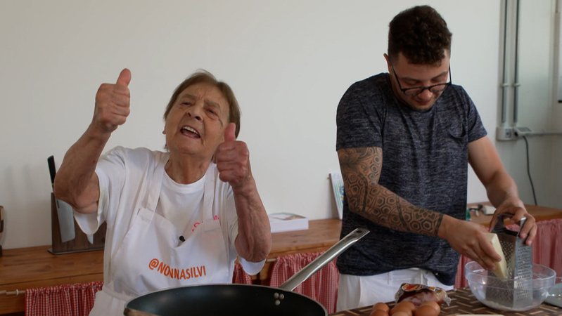 Nonna Silvi mit ihrem Enkel Gabriele beim Kochen | Bild: BR Nonna Silvi mit ihrem Enkel Gabriele beim Kochen
