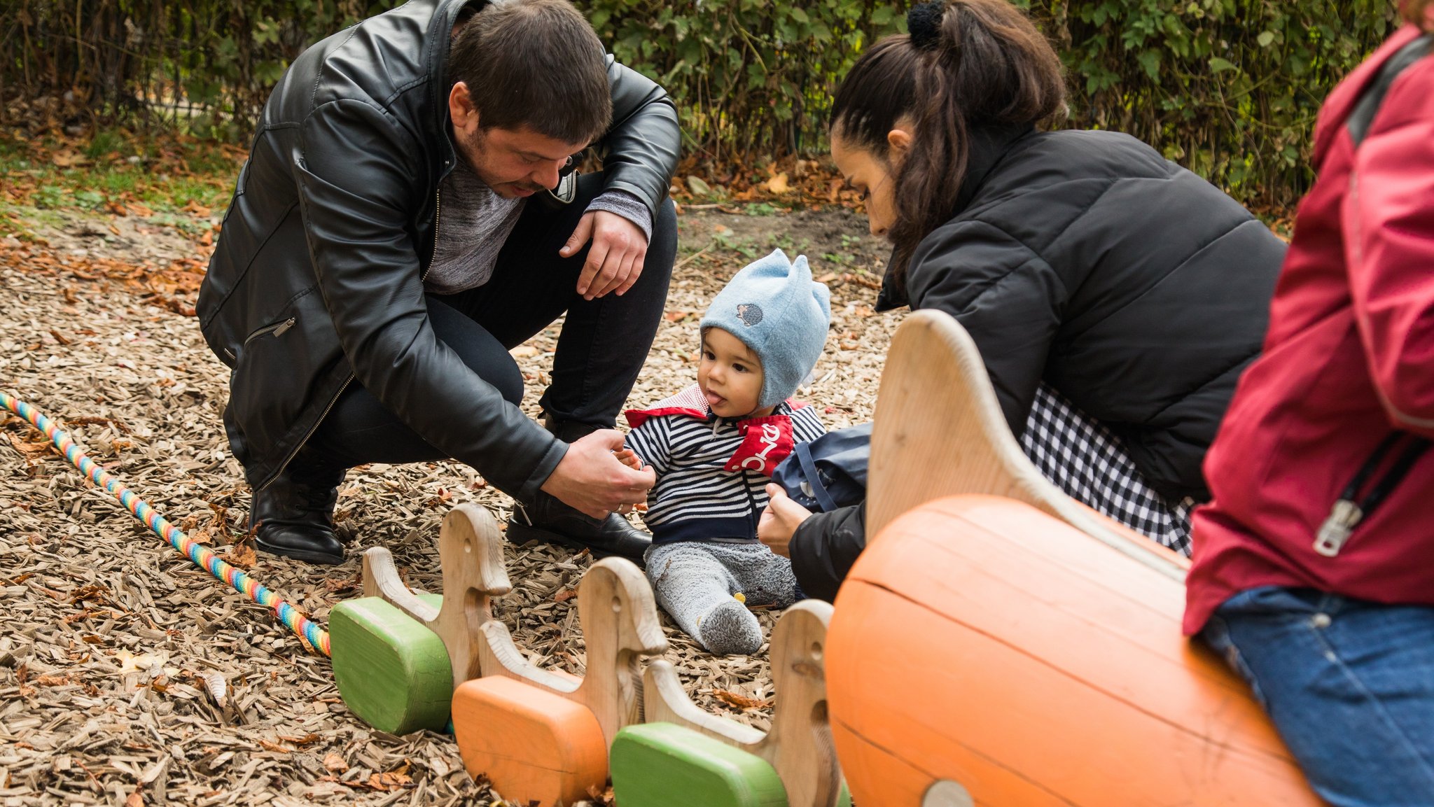 Eine Familie spielt auf einem Spielplatz (Symbolbild)